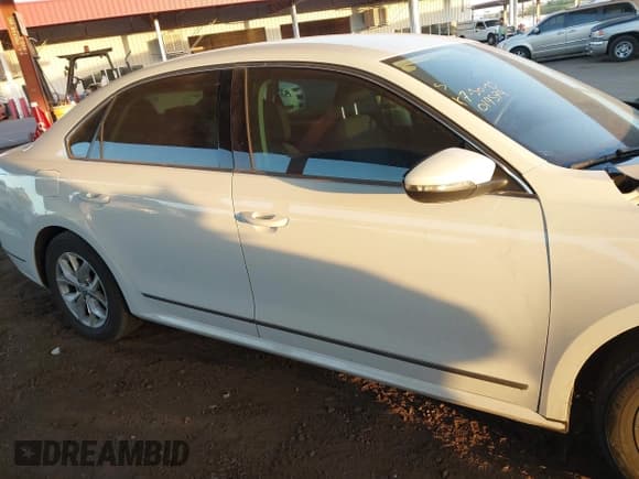 ✅ 2017 Volkswagen Passat S • VIN: 1VWAT7A33HC019579 • Lot: 42889382. Wystawiony na IAAI z przebiegiem 55 544 mil. Bezpłatny archiwum sprzedaży aukcyjnych z USA i szczegółowy raport historii pojazdu na DreamBid. Zdjęcie 13.