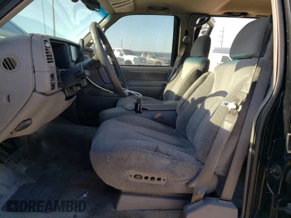 ✅ 1999 Chevrolet Suburban • VIN: 3GNFK16R8XG250888 • Lot: 74305324. Wystawiony na Copart z przebiegiem 208 707 mil. Bezpłatny archiwum sprzedaży aukcyjnych z USA i szczegółowy raport historii pojazdu na DreamBid. Zdjęcie 7.