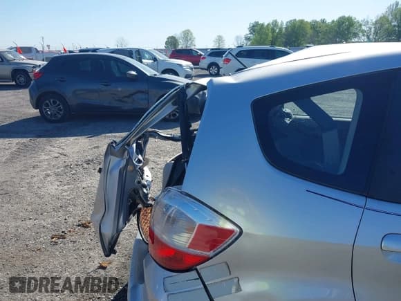 ✅ 2013 Honda Fit • VIN: JHMGE8G38DC015072 • Lot: 41998658. Wystawiony na IAAI z przebiegiem 126 252 mil. Bezpłatny archiwum sprzedaży aukcyjnych z USA i szczegółowy raport historii pojazdu na DreamBid. Zdjęcie 19.