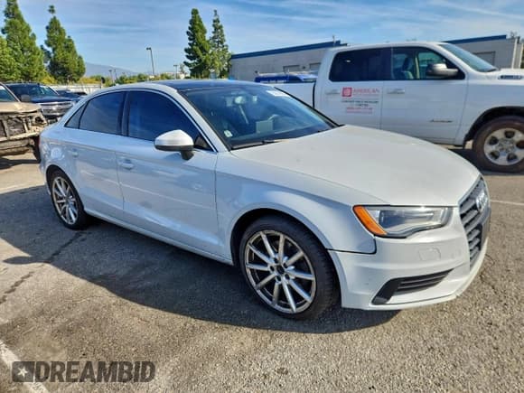 ✅ 2015 Audi A3 Premium • VIN: WAUACGFF8F1002286 • Lot: 93831885. Wystawiony na Copart z przebiegiem 92 398 mil. Bezpłatny archiwum sprzedaży aukcyjnych z USA i szczegółowy raport historii pojazdu na DreamBid. Zdjęcie 4.