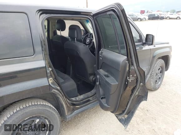 ✅ 2016 Jeep Patriot Sport • VIN: 1C4NJPBA2GD526182 • Lot: 43033927. Wystawiony na IAAI z przebiegiem 108 101 mil. Bezpłatny archiwum sprzedaży aukcyjnych z USA i szczegółowy raport historii pojazdu na DreamBid. Zdjęcie 8.