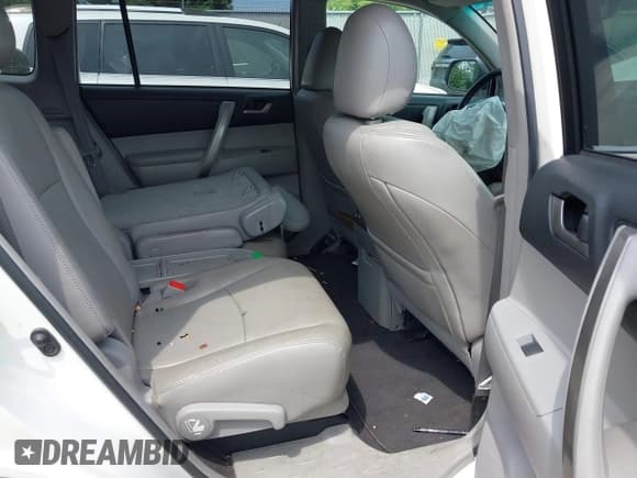 ✅ 2013 Toyota Highlander Plus • VIN: 5TDBK3EH7DS243892 • Lot: 42830358. Listed on IAAI with Not provided. Free auction sales archive from the USA and detailed vehicle history report at DreamBid. Image 8.