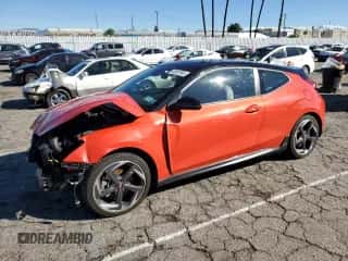 2019 Hyundai Veloster Turbo R-Spec с VIN KMHTH6AB1KU020063, выставлен на аукционе Copart как лот 42607993 с пробегом 21 712 миль миль и . История ставок и продаж доступна на DreamBid. Изображение 1.