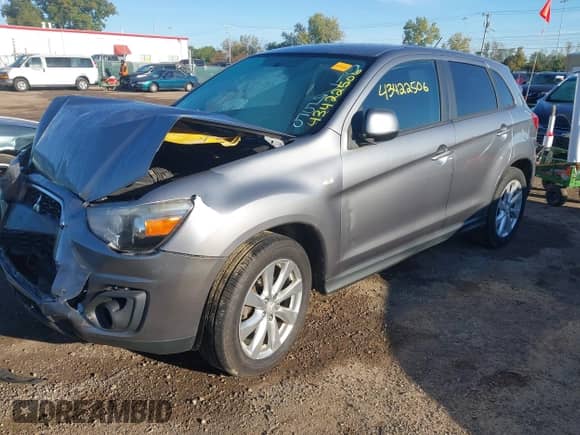2013 Mitsubishi Outlander ES z VIN 4A4AR3AU3DE017955, wystawiony jako IAAI lot #43422506 z przebiegiem 153 214 mil mil oraz . Historia ofert i sprzedaży dostępna na DreamBid. Obrazek 2.