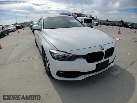 ✅ 2017 BMW 3 Series 320i • VIN: WBA8E1G36HNU16608 • Lot: 82552585. Wystawiony na Copart z przebiegiem 62 007 mil. Bezpłatny archiwum sprzedaży aukcyjnych z USA i szczegółowy raport historii pojazdu na DreamBid. Zdjęcie 13.