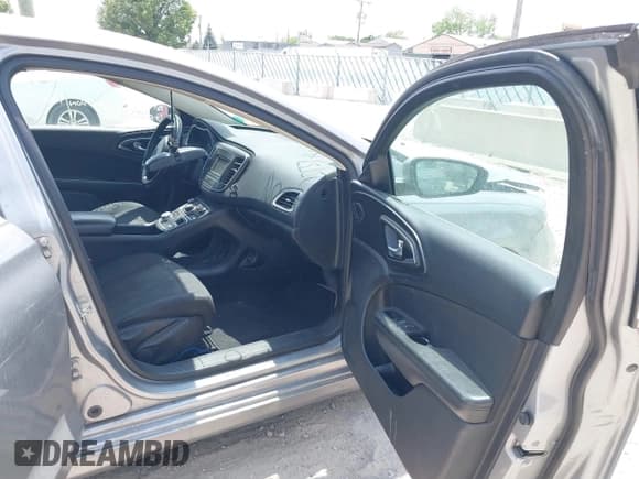 ✅ 2016 Chrysler 200 Limited • VIN: 1C3CCCAB2GN110684 • Лот: 42517312. Опубликован ранее на IAAI с пробегом 139 916 миль. Бесплатный доступ к архиву аукционных продаж из США и подробный отчёт об истории автомобиля на DreamBid. Изображение 5.