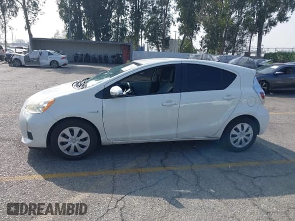 ✅ 2013 Toyota Prius Two • VIN: JTDKDTB33D1531599 • Lot: 43533801. Listed on IAAI with 99,332 mi. Free auction sales archive from the USA and detailed vehicle history report at DreamBid. Image 14.