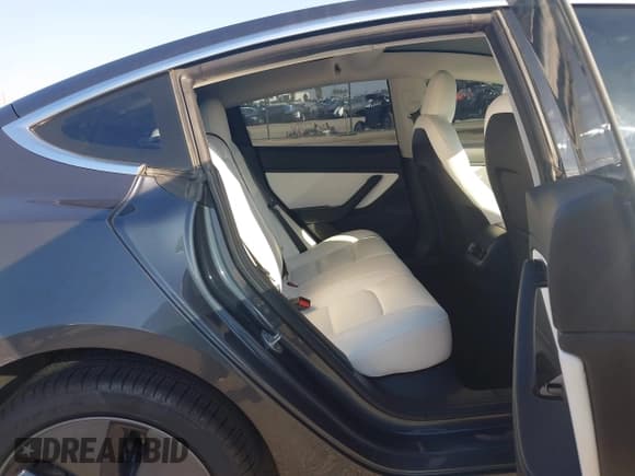 ✅ 2018 Tesla Model 3 Long Range Battery • VIN: 5YJ3E1EB3JF116178 • Lot: 43657366. Wystawiony na IAAI z przebiegiem 107 110 mil. Bezpłatny archiwum sprzedaży aukcyjnych z USA i szczegółowy raport historii pojazdu na DreamBid. Zdjęcie 8.