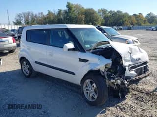 ✅ 2010 Kia Soul + • VIN: KNDJT2A23A7701874 • Lot: 43644955. Wystawiony na IAAI z przebiegiem 165 351 mil. Bezpłatny archiwum sprzedaży aukcyjnych z USA i szczegółowy raport historii pojazdu na DreamBid. Zdjęcie 1.
