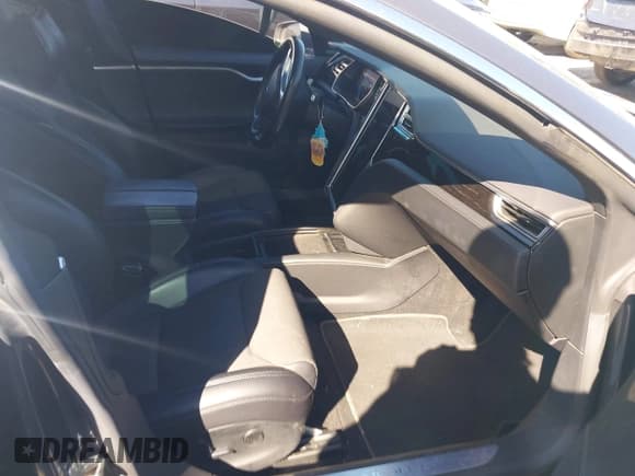 ✅ 2017 Tesla Model S 100D • VIN: 5YJSA1E25HF213092 • Lot: 43481381. Wystawiony na IAAI z przebiegiem 66 035 mil. Bezpłatny archiwum sprzedaży aukcyjnych z USA i szczegółowy raport historii pojazdu na DreamBid. Zdjęcie 5.