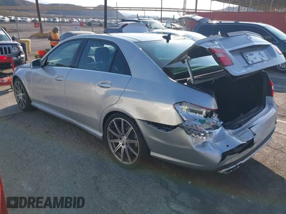 ✅ 2012 Mercedes-Benz E 63 AMG • VIN: WDDHF7EB5CA501989 • Lot: 43326335. Wystawiony na IAAI z przebiegiem 105 982 mil. Bezpłatny archiwum sprzedaży aukcyjnych z USA i szczegółowy raport historii pojazdu na DreamBid. Zdjęcie 3.