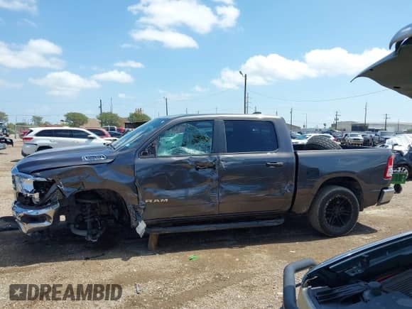 2019 Ram 1500 Big Horn z VIN 1C6SRFFT3KN667970, wystawiony jako IAAI lot #42508577 z przebiegiem 81 301 mil mil oraz . Historia ofert i sprzedaży dostępna na DreamBid. Obrazek 14.