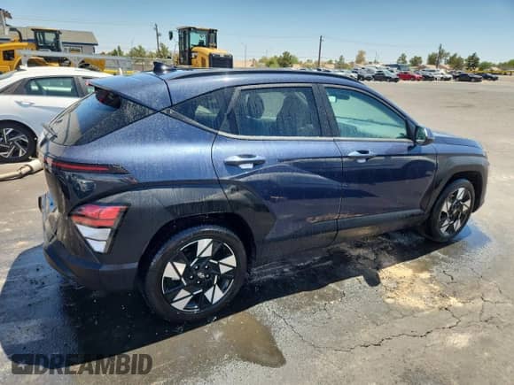 2024 Hyundai Kona SEL z VIN KM8HB3AB1RU097130, wystawiony jako Copart lot #67791975 z przebiegiem 31 837 mil mil oraz Szkoda całkowita • Salvage title. Historia ofert i sprzedaży dostępna na DreamBid. Obrazek 3.