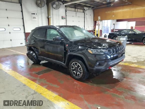 ✅ 2025 Jeep Compass Trailhawk • VIN: 3C4NJDDN8ST553372 • Lot: 86782785. Wystawiony na Copart z przebiegiem 14 126 mil. Bezpłatny archiwum sprzedaży aukcyjnych z USA i szczegółowy raport historii pojazdu na DreamBid. Zdjęcie 4.