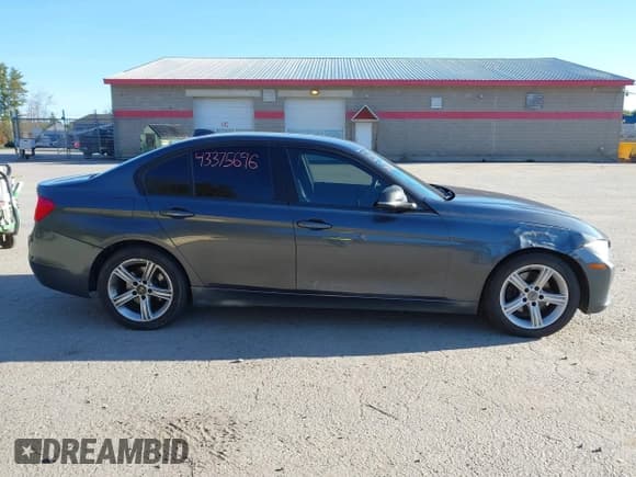✅ 2015 BMW 3 Series 328i xDrive • VIN: WBA3B5G59FNS15570 • Lot: 43375696. Wystawiony na IAAI z przebiegiem 92 961 mil. Bezpłatny archiwum sprzedaży aukcyjnych z USA i szczegółowy raport historii pojazdu na DreamBid. Zdjęcie 13.