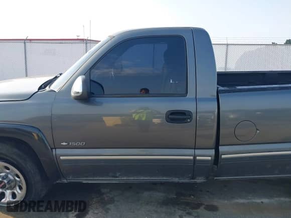 2002 Chevrolet Silverado 1500 LS z VIN 1GCEK14T12E143281, wystawiony jako IAAI lot #43197831 z przebiegiem 241 904 mil mil oraz . Historia ofert i sprzedaży dostępna na DreamBid. Obrazek 13.