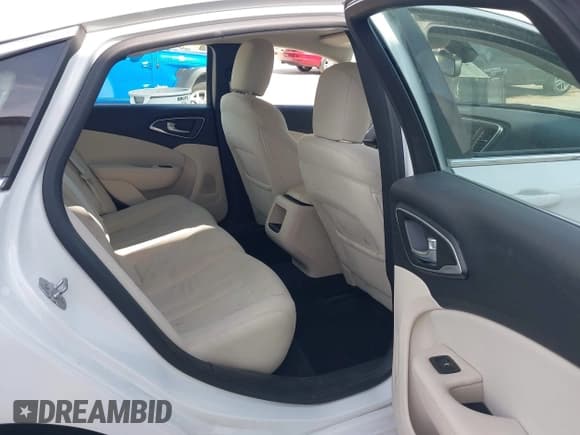 ✅ 2015 Chrysler 200 Limited • VIN: 1C3CCCAB2FN738744 • Lot: 43341242. Wystawiony na IAAI z przebiegiem 75 210 mil. Bezpłatny archiwum sprzedaży aukcyjnych z USA i szczegółowy raport historii pojazdu na DreamBid. Zdjęcie 8.