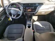 ✅ 2023 Chevrolet Bolt EV 1LT • VIN: 1G1FW6S05P4186574 • Lot: 76772294. Wystawiony na Copart z przebiegiem 20 653 mil. Bezpłatny archiwum sprzedaży aukcyjnych z USA i szczegółowy raport historii pojazdu na DreamBid. Zdjęcie 8.