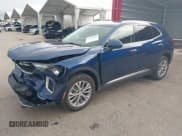 ✅ 2022 Buick Envision Preferred • VIN: LRBAZLR4XND050078 • Lot: 43154264. Wystawiony na IAAI z przebiegiem 41 574 mil. Bezpłatny archiwum sprzedaży aukcyjnych z USA i szczegółowy raport historii pojazdu na DreamBid. Zdjęcie 2.