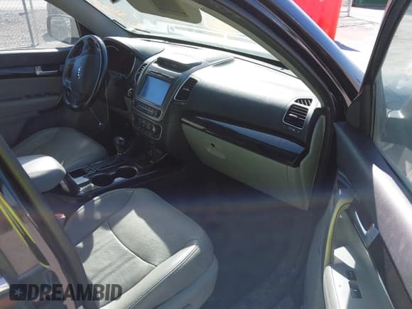 ✅ 2015 Kia Sorento SX • VIN: 5XYKWDA70FG565779 • Lot: 41675010. Wystawiony na IAAI z przebiegiem 134 060 mil. Bezpłatny archiwum sprzedaży aukcyjnych z USA i szczegółowy raport historii pojazdu na DreamBid. Zdjęcie 5.