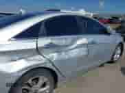 2013 Hyundai Sonata SE z VIN 5NPEC4AC1DH786882, wystawiony jako IAAI lot #43387867 z przebiegiem 113 121 mil mil oraz . Historia ofert i sprzedaży dostępna na DreamBid. Obrazek 18.