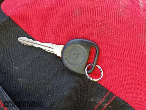 ✅ 2006 Chevrolet Equinox LT • VIN: 2CNDL63F866054329 • Лот: 41503839. Опубликован ранее на IAAI с пробегом 293 429 миль. Бесплатный доступ к архиву аукционных продаж из США и подробный отчёт об истории автомобиля на DreamBid. Изображение 11.