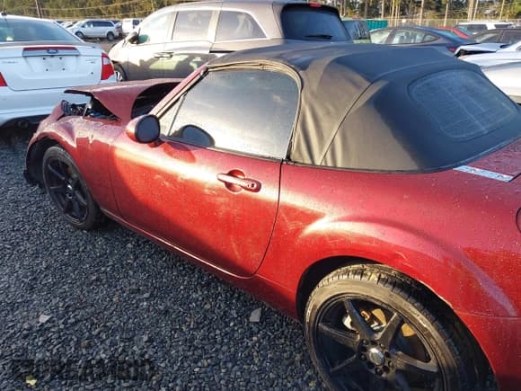 ✅ 2006 Mazda MX-5 Miata Grand Touring • VIN: JM1NC25F260122129 • Lot: 41227010. Wystawiony na IAAI z przebiegiem 170 780 mil. Bezpłatny archiwum sprzedaży aukcyjnych z USA i szczegółowy raport historii pojazdu na DreamBid. Zdjęcie 15.