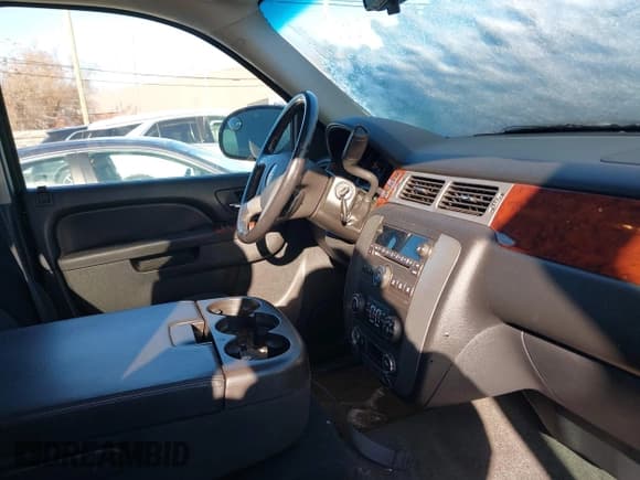 ✅ 2010 GMC Yukon • VIN: 1GKUKAE01AR114889 • Lot: 43828218. Wystawiony na IAAI z przebiegiem 217 994 mil. Bezpłatny archiwum sprzedaży aukcyjnych z USA i szczegółowy raport historii pojazdu na DreamBid. Zdjęcie 5.