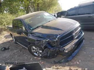 2018 Ram 1500 Express z VIN 1C6RR7KG3JS339414, wystawiony jako IAAI lot #43356346 z przebiegiem 100 865 mil mil oraz . Historia ofert i sprzedaży dostępna na DreamBid. Obrazek 1.