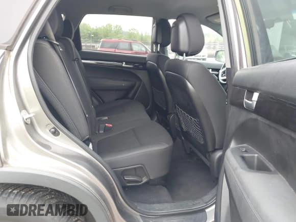 ✅ 2014 Kia Sorento LX • VIN: 5XYKTCA63EG503298 • Лот: 42372695. Опубликован ранее на IAAI с пробегом 106 711 миль. Бесплатный доступ к архиву аукционных продаж из США и подробный отчёт об истории автомобиля на DreamBid. Изображение 8.