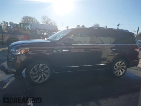 ✅ 2024 Lincoln Navigator Reserve • VIN: 5LMJJ2LG9REL21145 • Lot: 43489312. Listed on IAAI with 4,155 mi. Free auction sales archive from the USA and detailed vehicle history report at DreamBid. Image 14.