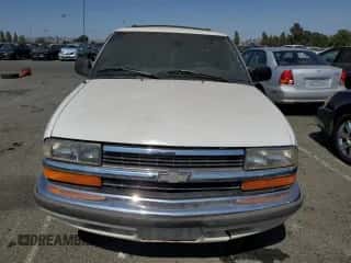 1998 Chevrolet Blazer LS z VIN 1GNCS13W9W2170326, wystawiony jako Copart lot #64300524 z przebiegiem Nie podano mil oraz Czysty tytuł • Clean title. Historia ofert i sprzedaży dostępna na DreamBid. Obrazek 5.