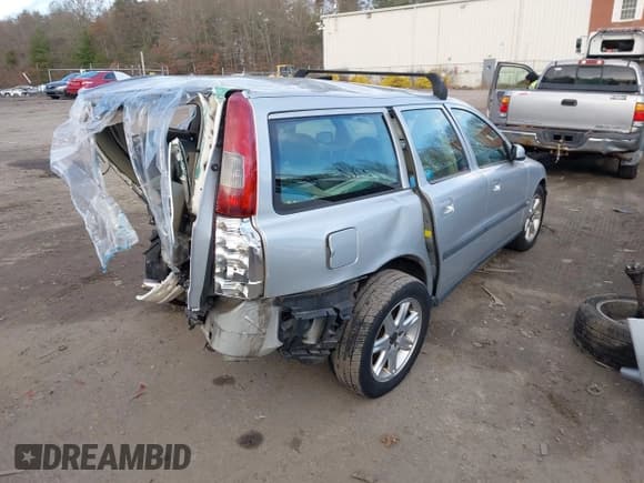 ✅ 2004 Volvo V70 • VIN: YV1SW59V642452557 • Lot: 43766196. Listed on IAAI with Not provided. Free auction sales archive from the USA and detailed vehicle history report at DreamBid. Image 4.