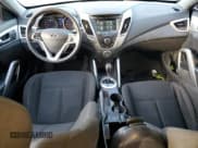 ✅ 2015 Hyundai Veloster • VIN: KMHTC6AD5FU239663 • Lot: 85713664. Wystawiony na Copart z przebiegiem 106 919 mil. Bezpłatny archiwum sprzedaży aukcyjnych z USA i szczegółowy raport historii pojazdu na DreamBid. Zdjęcie 8.