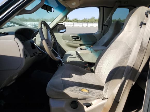 ✅ 2001 Ford F-150 XL • VIN: 2FTRX07L01CA13134 • Lot: 73090084. Listed on Copart with 272,979 mi. Free auction sales archive from the USA and detailed vehicle history report at DreamBid. Image 7.