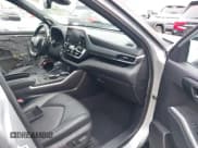 ✅ 2021 Toyota Highlander XSE • VIN: 5TDJZRAH1MS033062 • Lot: 43450522. Listed on IAAI with 39,606 mi. Free auction sales archive from the USA and detailed vehicle history report at DreamBid. Image 5.