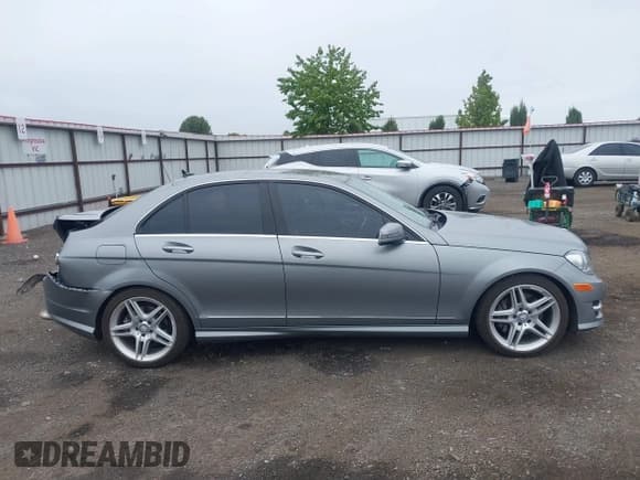 ✅ 2013 Mercedes-Benz C 300 Sport • VIN: WDDGF8AB8DG083241 • Lot: 42333079. Wystawiony na IAAI z przebiegiem 109 419 mil. Bezpłatny archiwum sprzedaży aukcyjnych z USA i szczegółowy raport historii pojazdu na DreamBid. Zdjęcie 13.