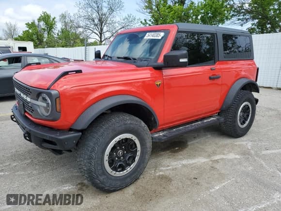 ✅ 2021 Ford Bronco • VIN: 1FMDE5CP7MLB07037 • Lot: 54140385. Wystawiony na Copart z przebiegiem 56 403 mil. Bezpłatny archiwum sprzedaży aukcyjnych z USA i szczegółowy raport historii pojazdu na DreamBid. Zdjęcie 1.