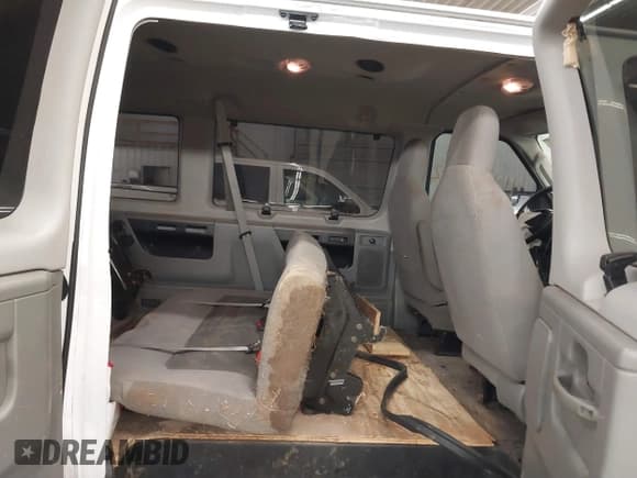 ✅ 2014 Ford Econoline Passenger XL • VIN: 1FBSS3BL7EDA11044 • Lot: 41463372. Wystawiony na IAAI z przebiegiem 139 932 mil. Bezpłatny archiwum sprzedaży aukcyjnych z USA i szczegółowy raport historii pojazdu na DreamBid. Zdjęcie 8.