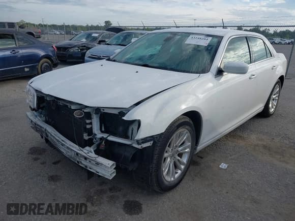 ✅ 2018 Chrysler 300 Touring L • VIN: 2C3CCAAG5JH140472 • Lot: 43248284. Wystawiony na IAAI z przebiegiem 112 203 mil. Bezpłatny archiwum sprzedaży aukcyjnych z USA i szczegółowy raport historii pojazdu na DreamBid. Zdjęcie 17.