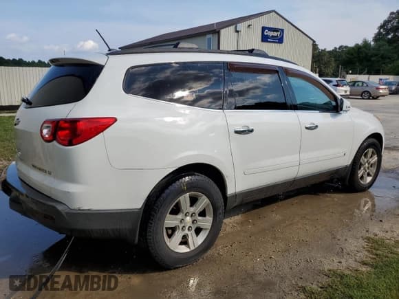 ✅ 2010 Chevrolet Traverse 2LT • VIN: 1GNLVGED6AS134575 • Lot: 74089544. Wystawiony na Copart z przebiegiem 137 781 mil. Bezpłatny archiwum sprzedaży aukcyjnych z USA i szczegółowy raport historii pojazdu na DreamBid. Zdjęcie 3.