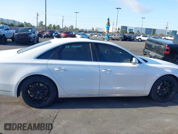 ✅ 2015 Audi A8 • VIN: WAUJGAFD5FN009771 • Lot: 41909647. Wystawiony na IAAI z przebiegiem 88 329 mil. Bezpłatny archiwum sprzedaży aukcyjnych z USA i szczegółowy raport historii pojazdu na DreamBid. Zdjęcie 14.