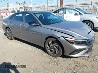 2025 Hyundai Elantra SEL Sport z VIN KMHLM4DG7SU983587, wystawiony jako IAAI lot #43246072 z przebiegiem 8 937 mil mil oraz . Historia ofert i sprzedaży dostępna na DreamBid. Obrazek 1.