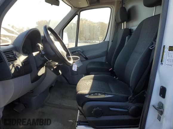 ✅ 2017 Mercedes-Benz Sprinter Cargo Worker • VIN: WD3PE8CD4HP383791 • Лот: 75395894. Опубликован ранее на Copart с пробегом 140 806 миль. Бесплатный доступ к архиву аукционных продаж из США и подробный отчёт об истории автомобиля на DreamBid. Изображение 7.