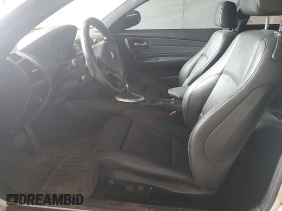 ✅ 2011 BMW 1 Series 135i • VIN: WBAUC9C58BVM09922 • Lot: 67760635. Wystawiony na Copart z przebiegiem Nie podano. Bezpłatny archiwum sprzedaży aukcyjnych z USA i szczegółowy raport historii pojazdu na DreamBid. Zdjęcie 7.