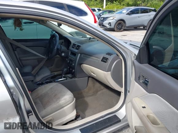 ✅ 2012 Ford Fusion S • VIN: 3FAHP0GA1CR121823 • Лот: 43517924. Опубликован ранее на IAAI с пробегом 228 195 миль. Бесплатный доступ к архиву аукционных продаж из США и подробный отчёт об истории автомобиля на DreamBid. Изображение 5.