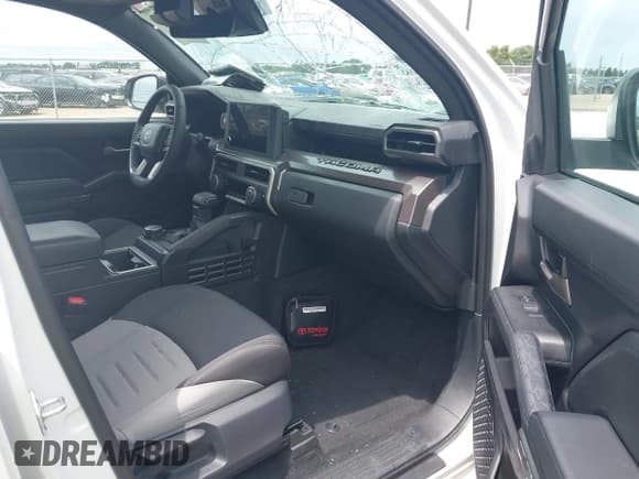 ✅ 2025 Toyota Tacoma SR • VIN: 3TYLB5JN4ST063931 • Лот: 42525758. Опубликован ранее на IAAI с пробегом 7 985 миль. Бесплатный доступ к архиву аукционных продаж из США и подробный отчёт об истории автомобиля на DreamBid. Изображение 5.