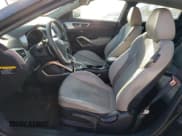 ✅ 2014 Hyundai Veloster • VIN: KMHTC6AD7EU225875 • Lot: 75299694. Wystawiony na Copart z przebiegiem 131 951 mil. Bezpłatny archiwum sprzedaży aukcyjnych z USA i szczegółowy raport historii pojazdu na DreamBid. Zdjęcie 7.