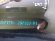 ✅ 2005 Chevrolet Silverado 2500HD LS • VIN: 1GCHK232X5F925606 • Lot: 42553752. Wystawiony na IAAI z przebiegiem 287 123 mil. Bezpłatny archiwum sprzedaży aukcyjnych z USA i szczegółowy raport historii pojazdu na DreamBid. Zdjęcie 7.