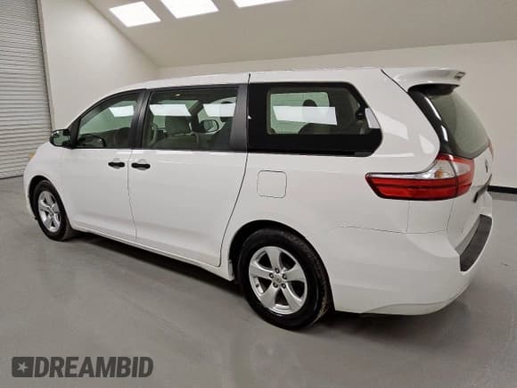 ✅ 2016 Toyota Sienna L • VIN: 5TDZK3DC7GS718501 • Lot: 85430805. Wystawiony na Copart z przebiegiem 59 099 mil. Bezpłatny archiwum sprzedaży aukcyjnych z USA i szczegółowy raport historii pojazdu na DreamBid. Zdjęcie 2.